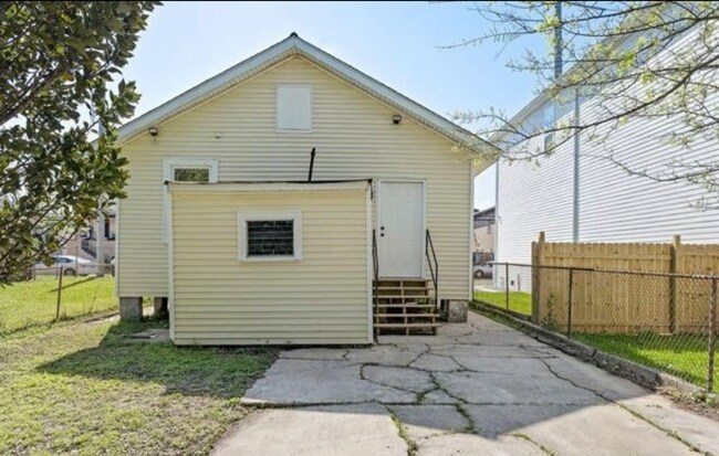 Building Photo - 2425 Allen St