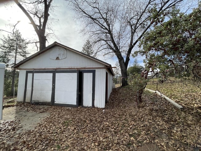 Building Photo - 5979 Meadow Ln