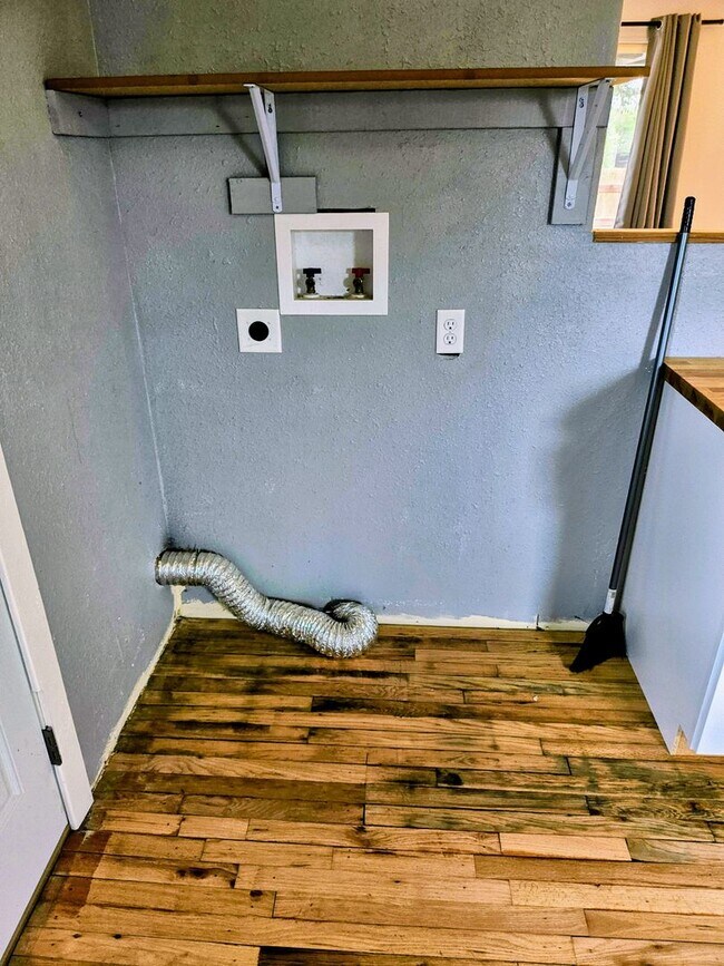 Building Photo - ALL PROSPECTIVE TENANTS MUST SUBMIT A $58 NON-REFUNDABLE APPLICATION FEE PER APPLICANT ONLINE AND...