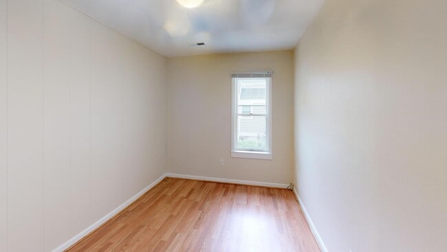 Building Photo - 809 Thayer Ave