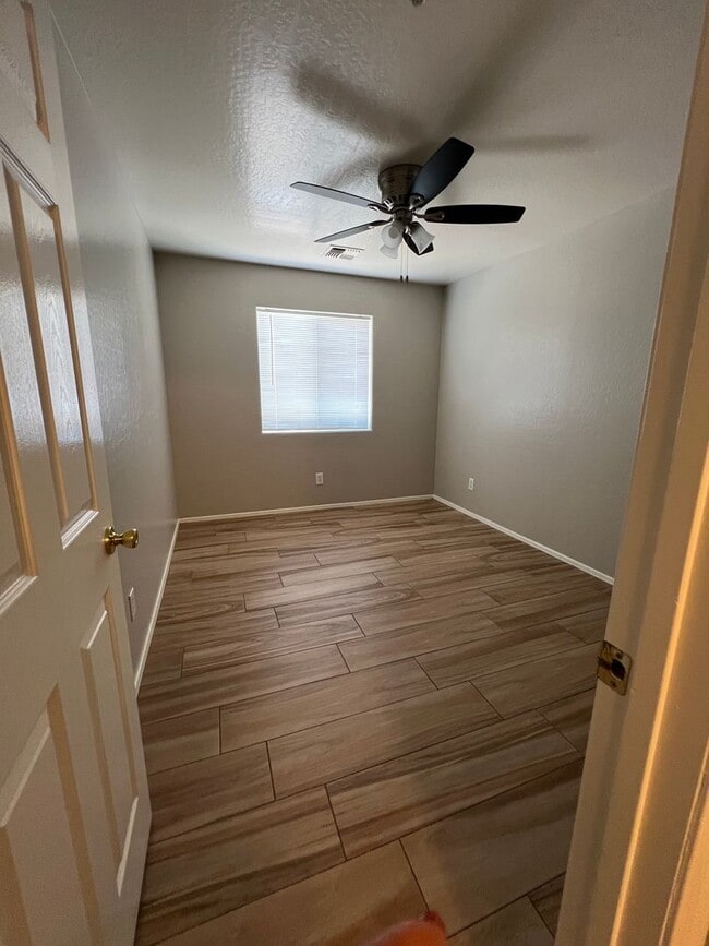 Building Photo - 3 BED 2.5 Bath $1450.