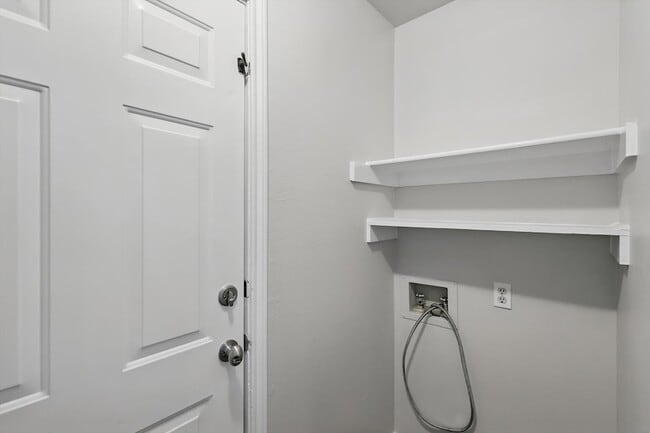 Building Photo - 501 Meadowood Ln