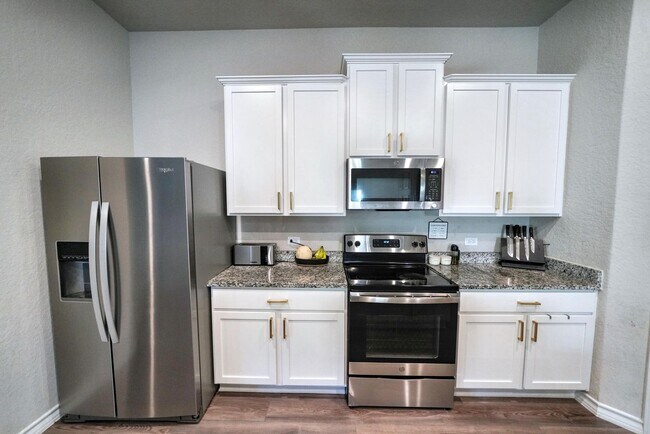 Building Photo - Stunning Home with 3-Car Garage in New Bra...