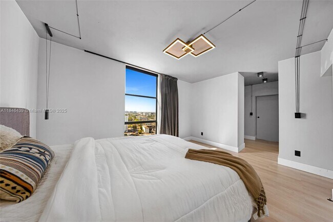 Building Photo - 13499 Biscayne Blvd