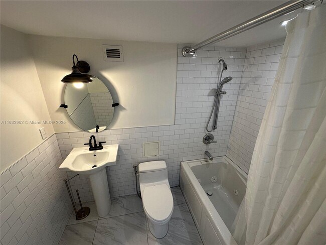Building Photo - 6039 Collins Ave