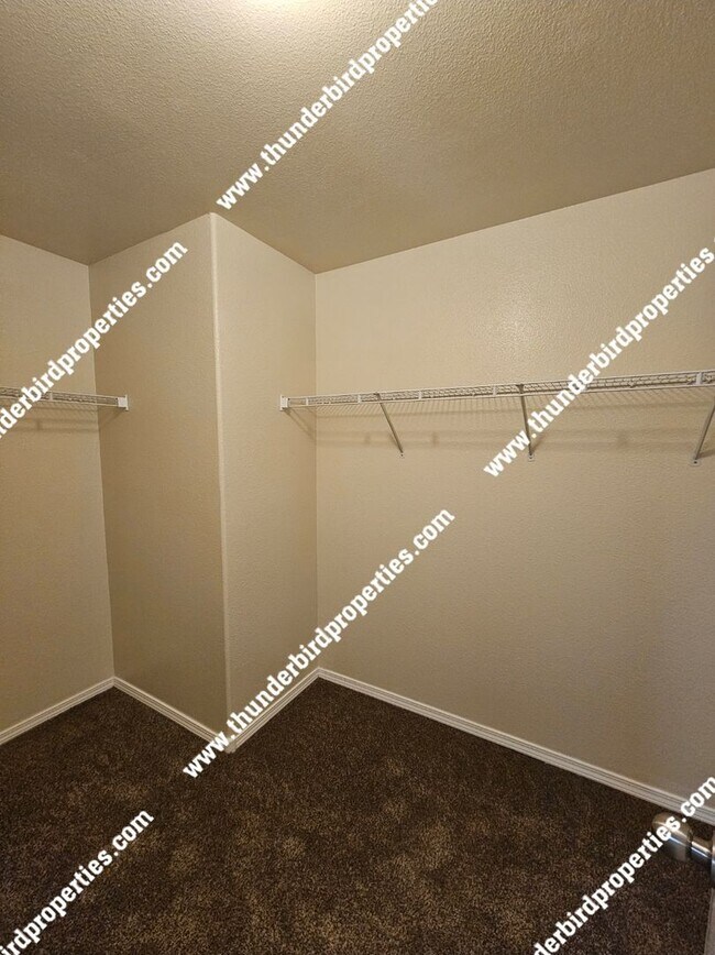 Building Photo - Great location - 4 Bedroom, 2 Bathroom, 2 ...