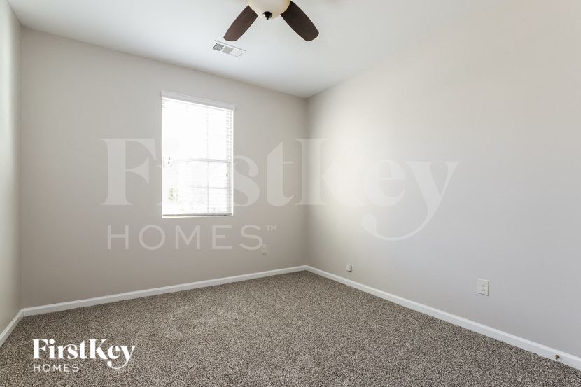 Building Photo - 3280 Heatherwood Dr