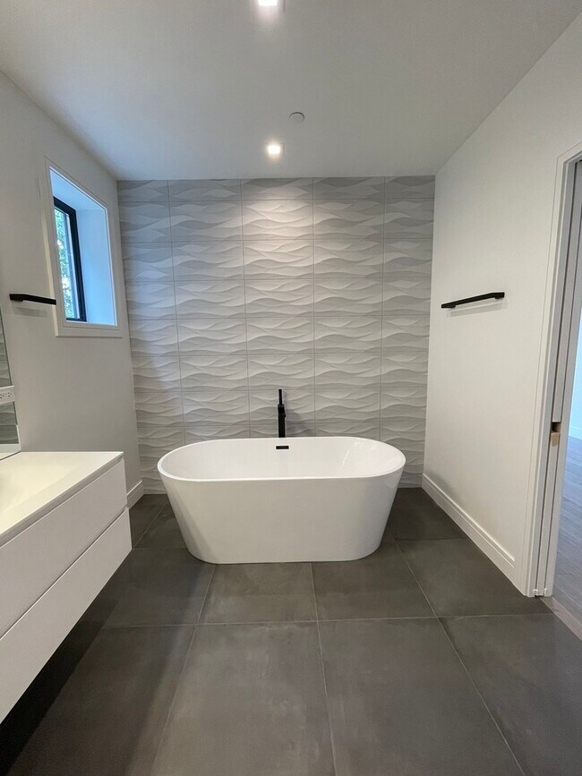 Building Photo - 719 N Elizabeth St