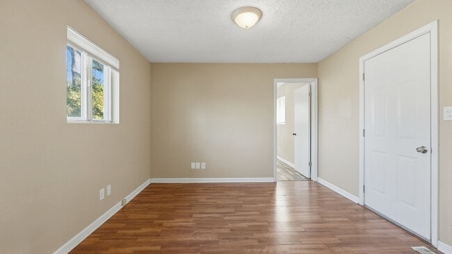 Building Photo - 3 Bedroom Cleveland home