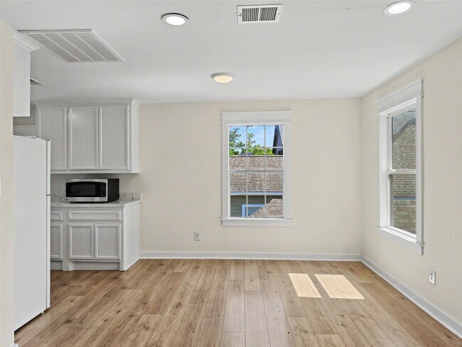 Building Photo - 603 Archer St