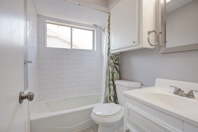 Building Photo - 916 S Patterson Dr