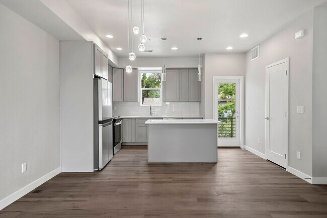 Building Photo - Last Townhouse Available! Beautiful Newer Build Close to Overlook Station