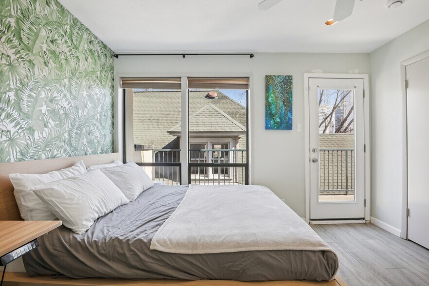 Building Photo - 1106 W 6th St