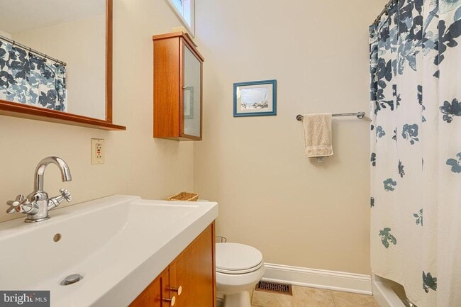 Building Photo - 542 E Clement St