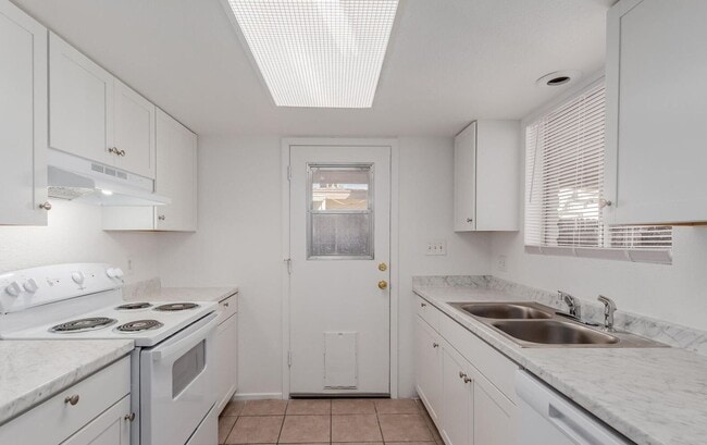 Building Photo - 242 N Standage