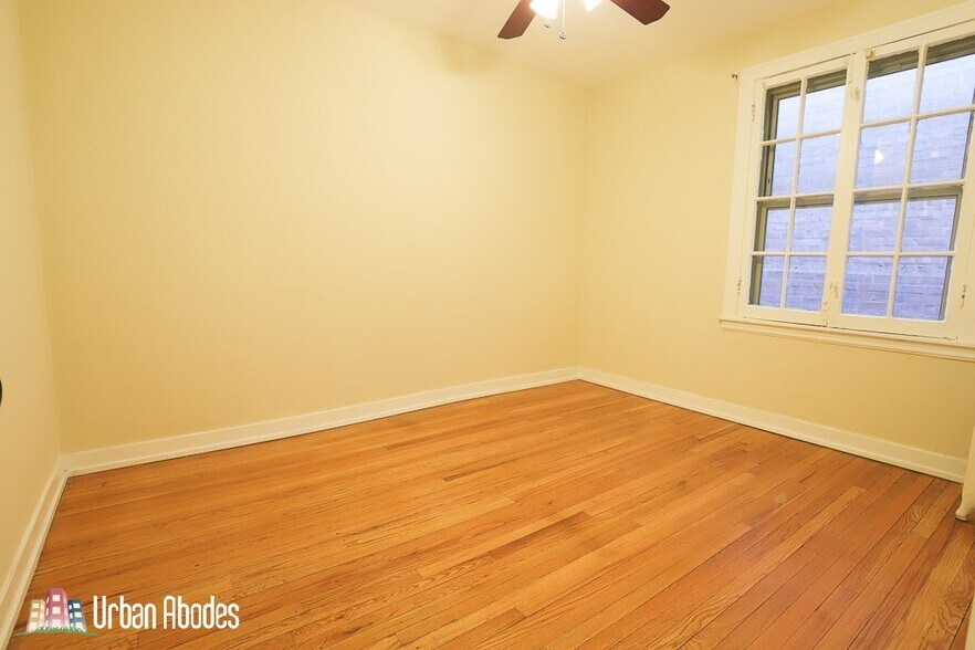 Building Photo - 547 W Surf St