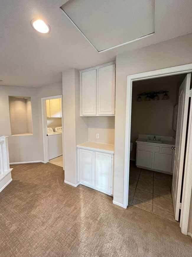 Building Photo - LOVELY 2 STORY DETACHED HOME WITH LARGE LOFT, DIRECT ACCESS 2 CAR GARAGE