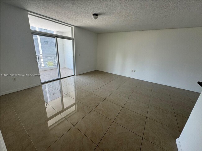 Building Photo - 425 NE 30th St