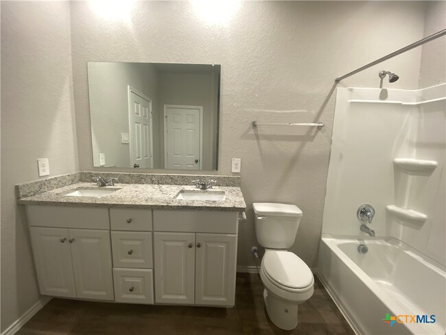 Building Photo - 621 Jennifer Cv