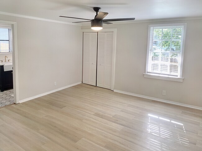 Building Photo - 411 W 35th St