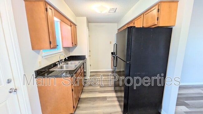 Building Photo - 424 Pine Crescent Way