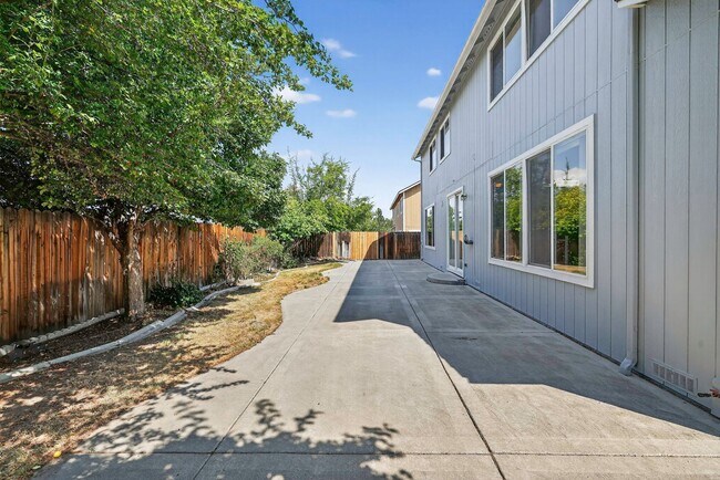 Building Photo - 5 Bedroom Home Close to UNR!