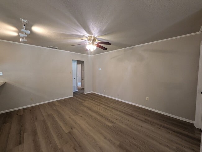 Building Photo - 6618 Cloverbend St