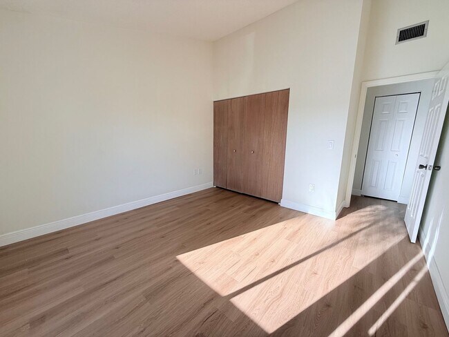 Building Photo - LOW MOVE-IN COST! Newly Listed 2-Bed/2-Bath Condo for Rent in Sarasota, FL!! Avail. Now!