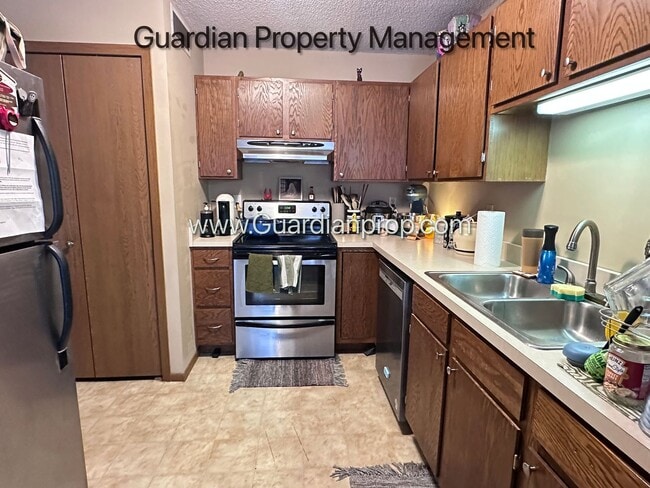 Building Photo - Plymouth Town Home, 1 Car Garage, Dishwasher, In Unit Laundry, Patio