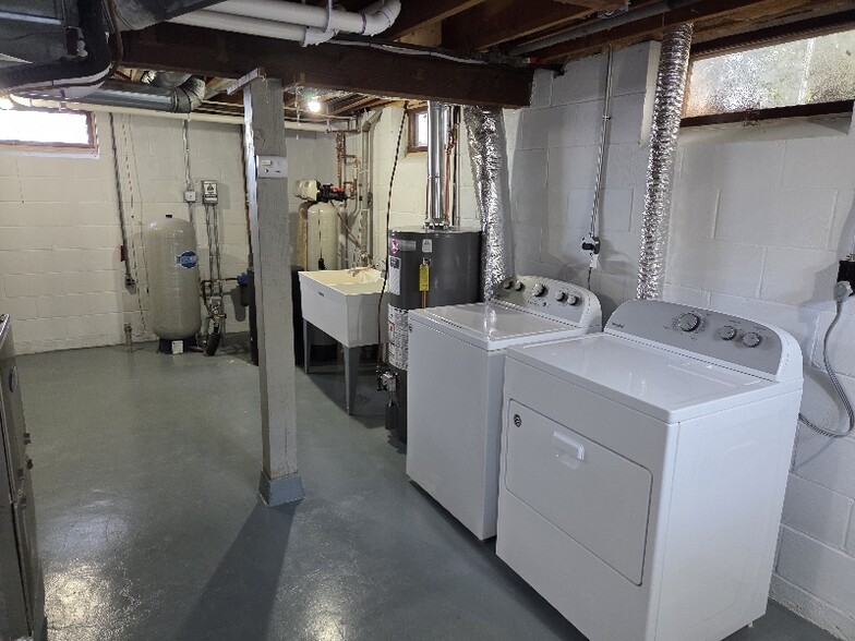 Building Photo - 3311 Interlachen Dr NE