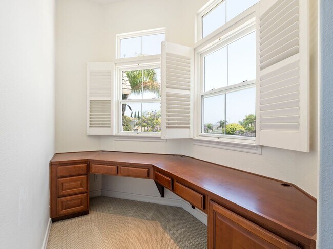 Building Photo - 5250 Coleridge Ct