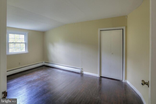 Building Photo - 107 E 6th St