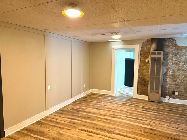 Building Photo - 415 S James St