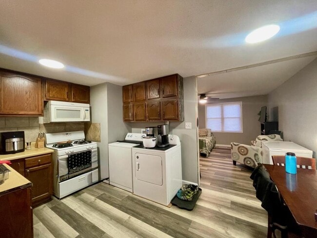 Building Photo - 1927 Sunnymede Dr