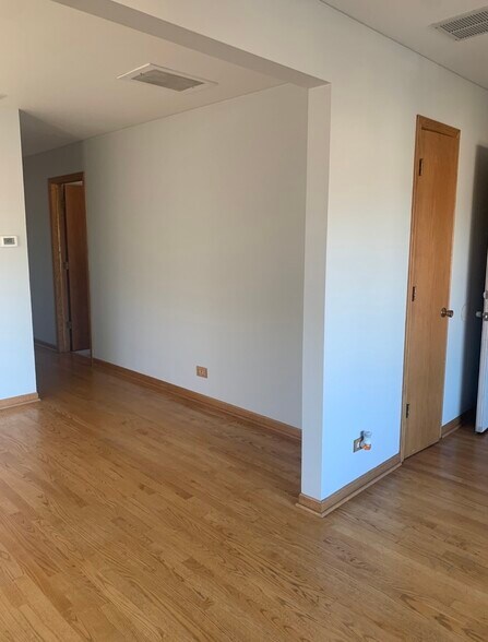 Building Photo - 8826 N Chester Ave