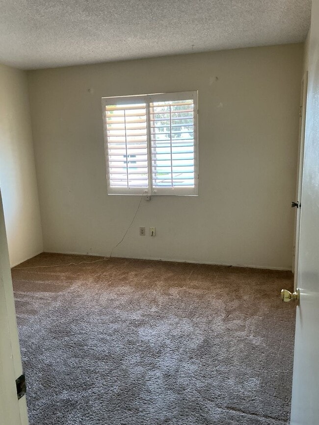 Building Photo - Townhome 3 bedroom 2 bath