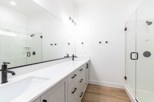 Building Photo - 2823 E Snowberry Dr