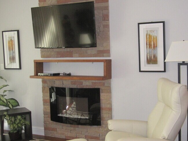 Building Photo - 2/1 Executive Condo