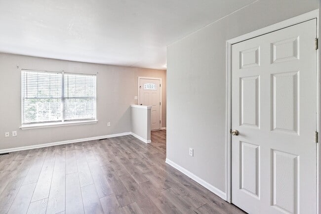 Building Photo - Renovated Townhome in Woodburne