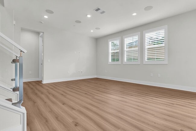 Building Photo - 720 Olivier Dr