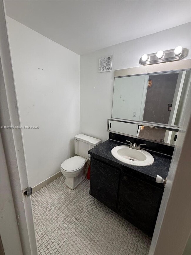 Building Photo - 1630 W 74th St