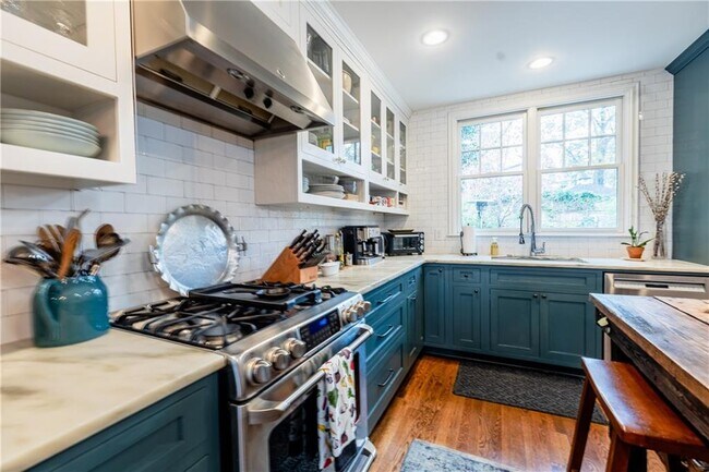 Building Photo - 360 8th St NE