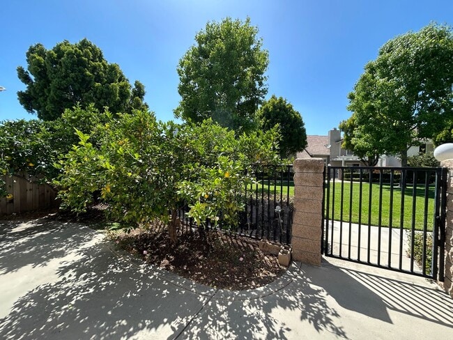 Building Photo - Beautiful 3 Bedroom 3 Bath Townhome with Loft in Orange!