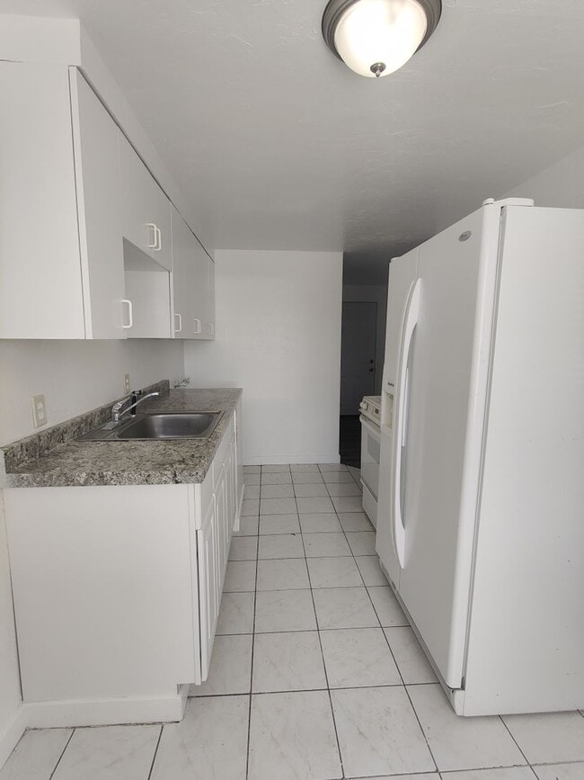 Building Photo - Cute and Cozy Updated Duplex in Kennewick ...