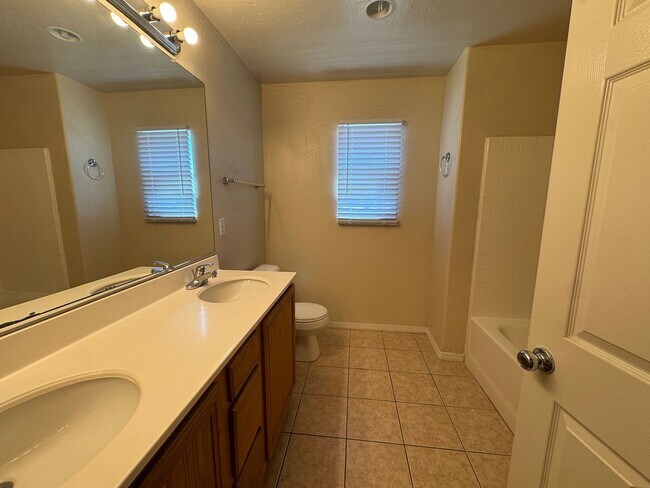 Building Photo - Spacious SW Bakersfield Home!