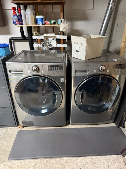 In unit washer dryer - 8960 Carr St