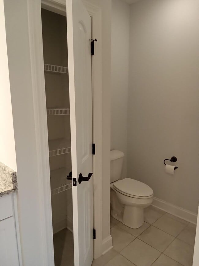 Building Photo - Patio Townhome Located 1 Block from Bedfor...