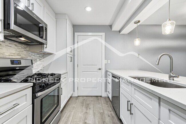 Building Photo - Gorgeous Condo with Washer/Dryer and Central AC