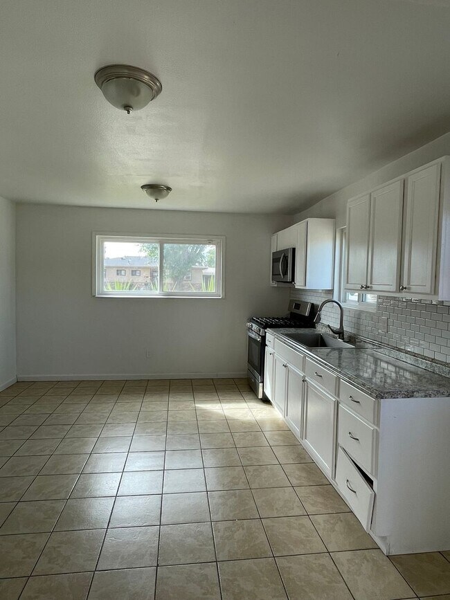 Building Photo - Charming 3-Bedroom, 2-Bath Home – Availabl...