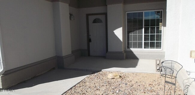 Building Photo - 612 Natasha Pl